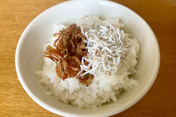 茨城県産大洗しらすと岩塩でつくる「しらす干し」と濃い口醤油でつくる「踊るちりめん」