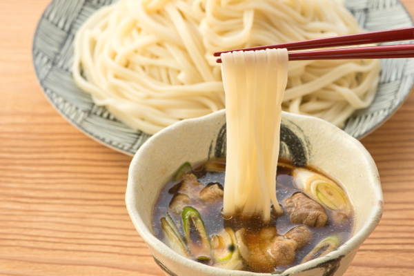 小麦の産地から全国へ。コク深い特製つけ汁で味わう「埼玉名物 肉汁うどん」