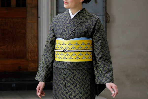 斬新で可愛い「西陣織なごや帯・ルリモンハナバチ」で和服デビュー