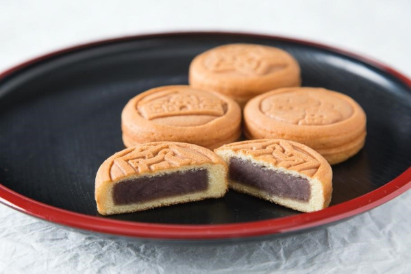 最高級の小豆で作った「あんこ」は真似のできないおいしさ。「函館 千秋庵総本家」のカステラ饅頭「函館散歩」