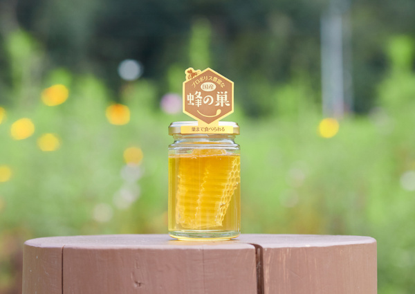 自然を想像しながら味わいたい！巣蜜が丸ごと入った蜂蜜