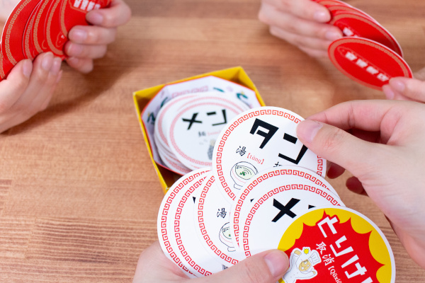 子どもから大人まで気軽で楽しい！ やみつきカードゲーム『音速飯店』