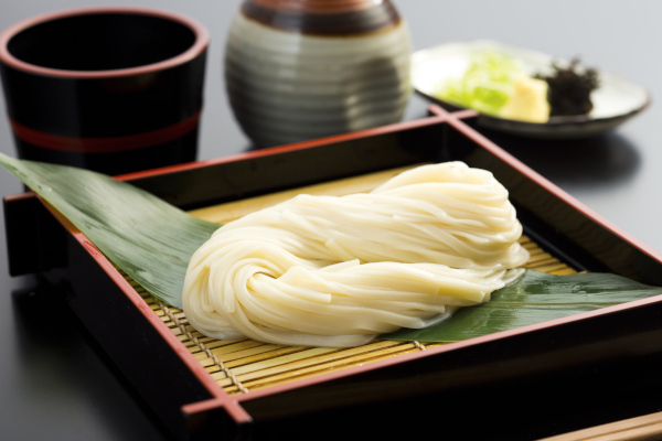ていねいに作られた、秋田の名産・稲庭うどんがお得に！「訳あり　稲庭うどん 徳用切り落とし麺3種セット」