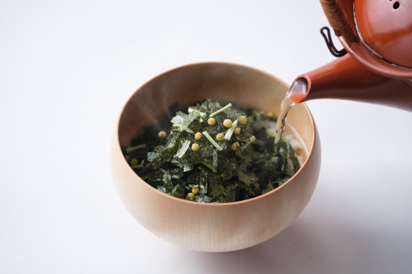 大佐和老舗ののり茶漬とお茶。のり茶漬の山盛りののりにびっくり！