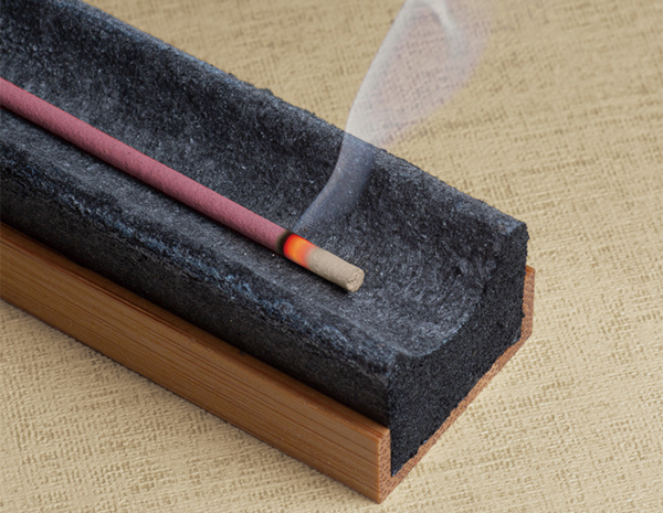 天然素材を贅沢に使った和の香りで特別な時間を。京の老舗が贈る「高級線香 微笑（みしょう）　祥薫」と「インセンストレイ takuba」