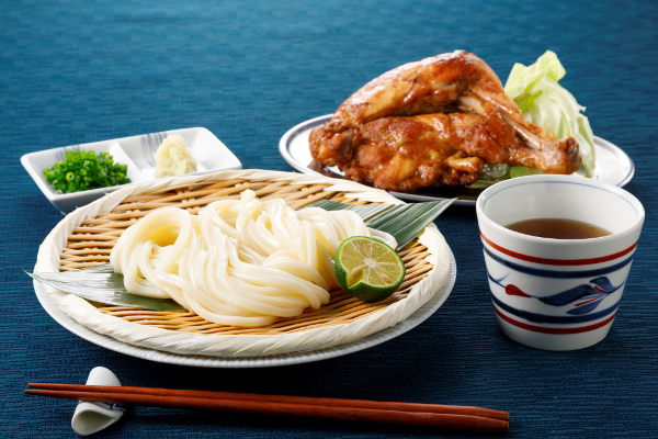 さぬき名物2トップを一度に味わえる「純正うどんと骨付鶏のセット」