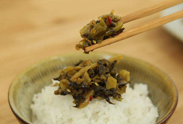 全国区になった九州の名菜。昔ながらの製法で熟成させた、伊藤食品の「ゆずこしょう高菜」と「旨辛からし高菜」
