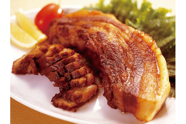 化学調味料・保存料一切不使用。精肉店仕込みの豚バラチャーシューは、とろける旨さでリピーター続出！