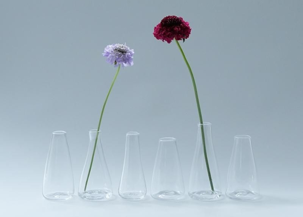 ガラスのゆらぎを愛でる 北欧のガラス作家の花瓶「山野アンダーソン陽子/VASES　LongVase」