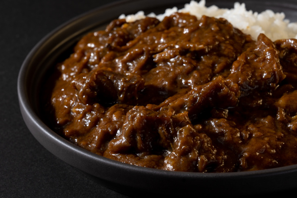 こだわりの水で育てた「美水牛」の旨味が詰まった「スーパースパイスビーフカレー 」と「J.P.H.W.B.ウインナー」