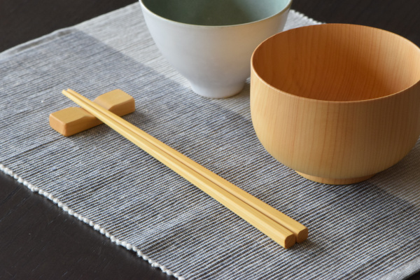 300年の生命力が宿る。食卓に長寿と物語を運ぶ「本榧箸（ほんかやばし）」