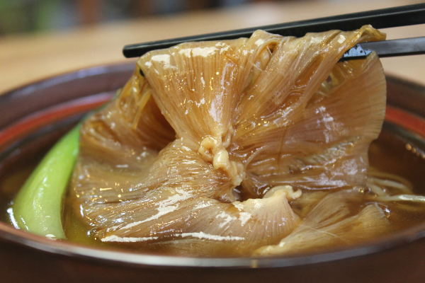 主役はチャーシュー級のふかひれ！老舗3代目が届ける、ご褒美「ふかひれ姿煮麺詰合せ」