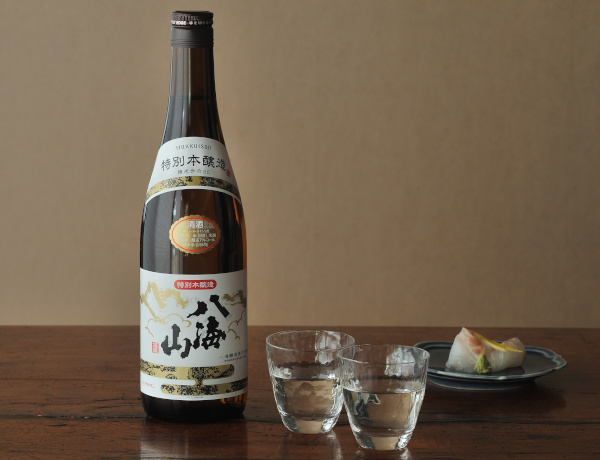 淡麗な味わいが料理を引き立てる。100年愛される食卓の定番「特別本醸造 八海山」