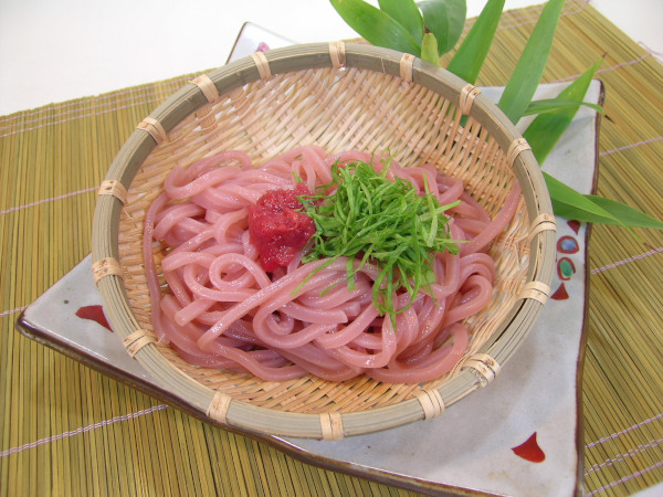人気の紀州南高梅の梅肉入り「梅うどん」は、和歌山の麺メーカー・成戸製麺所が作る自信作