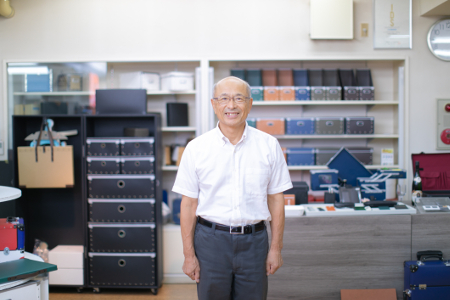 安達紙器工業株式会社 代表取締役の安達眞知男氏
