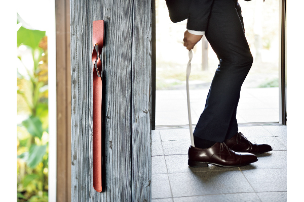 手に馴染む紙の温もり。一枚の紙からできた靴べら「Paper Made Shoehorn」