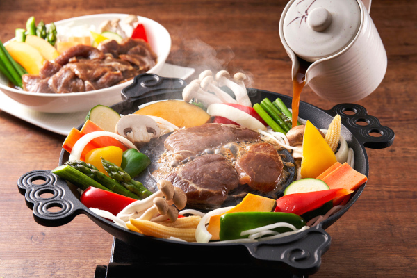 北海道の味覚を堪能！秘伝のタレで締めまでおいしいジンギスカン「食べ比べセット」