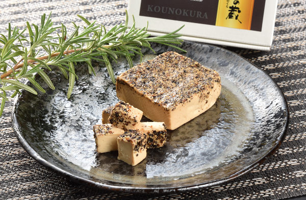 なめらかな口溶けと味噌のコク。「黒胡椒クリームチーズのみそ漬」と「とまとみそクリームチーズ」