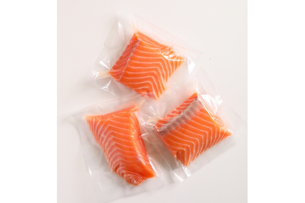 ノルウェーの氷河から流れ出る海流で育ったアイスバーグサーモン premium