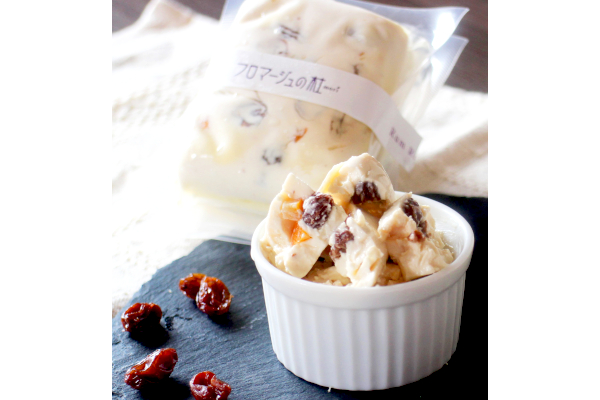 20年以上愛される、北海道の“自家製クリームチーズ”が主役。リッチな味わい「クリームチーズ ラムレーズン」と新食感「ザクチー」