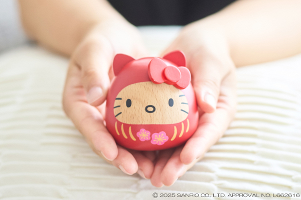 お部屋にそっと福を呼ぶ。木のぬくもりが感じられるころんと愛らしい「ハローキティ 木製だるま」