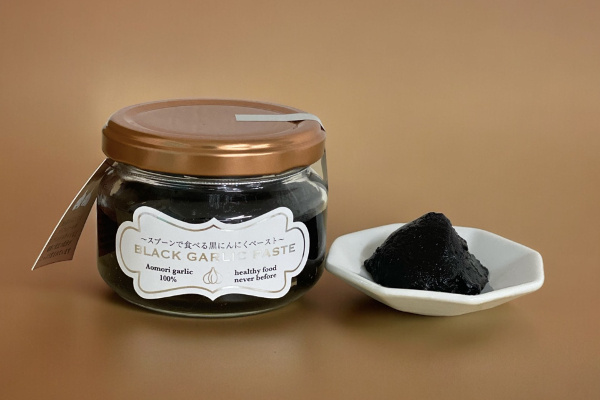 青森県初の黒にんにくメーカーが届ける、お守り調味料「スプーンで食べる黒にんにくペースト」と「キッチンガーリックあらびきボトルと詰替えセット」