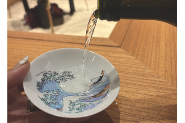 冷酒を注ぐとモノクロの葛飾北斎の絵がカラーに変身！美濃焼の伝統と