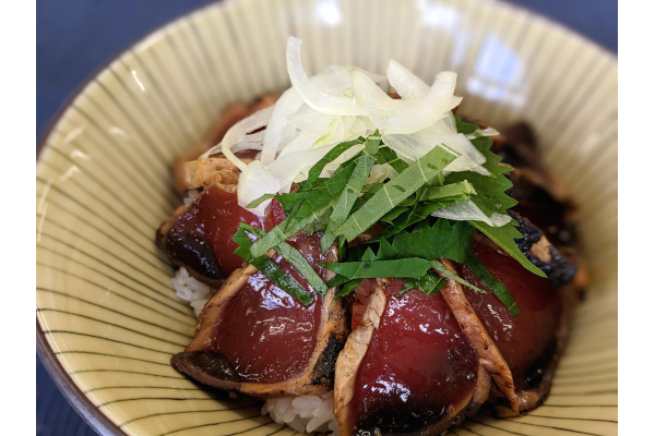 旨み濃厚な厚切りと特製タレ。焼津港で目利きのこだわりから生まれた「炭火焼かつおたたき丼」