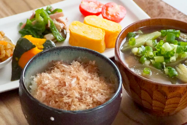 鰹節原料問屋だからこだわる、完全無添加「しっとり鰹ふりかけ」と「万能おだし」
