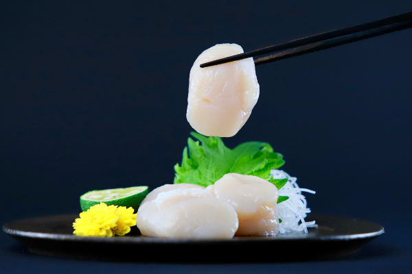 オホーツクの海で泳いで育ったはじける弾力と濃厚な甘み。完全無添加の「網走産地播きホタテ貝柱」