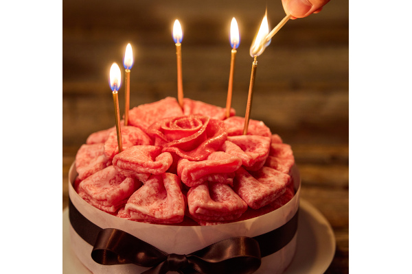 お誕生日や記念日の食卓にサプライズ！極上牛肉の「KINTAN焼肉ケーキ」