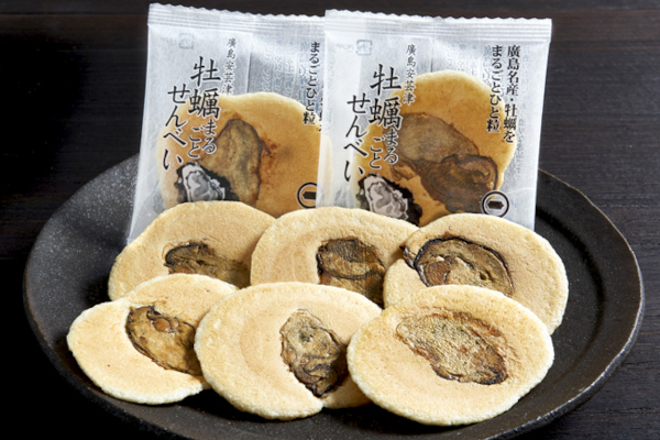 自宅が港町のオイスターバーに。広島・安芸津の創業126年の老舗が届ける「牡蠣まるごとせんべい」と「牡蠣のオリーブオイル漬け」