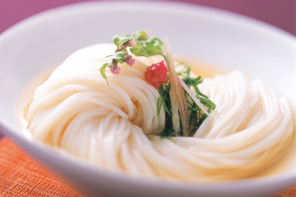 小豆島の老舗が小麦の中心30%を磨き抜いて作った雑味なし、のど越し最高の贅沢手延素麺「大吟穣貴珀」