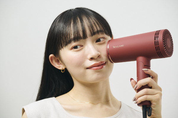 近赤外線とコラーゲンの力で美顔器にもなる新発想！素早く乾き、潤う。美容ドライヤー「MAGAMI」