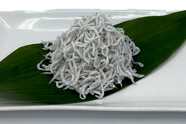 水揚げからわずか30分でゆで上げる驚異の鮮度！ふっくら食感で濃厚な旨み、静岡・用宗の「釜揚げしらす」