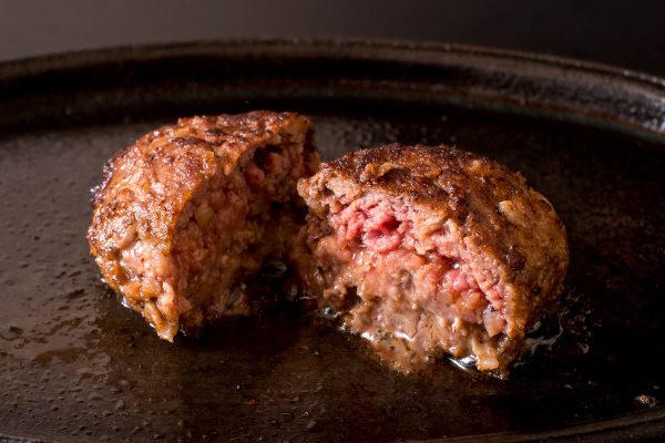 茨城が誇る常陸牛（ひたちぎゅう）の挽きたて風味で肉汁たっぷりふっくら焼き上がる「常陸牛ハンバーグ」