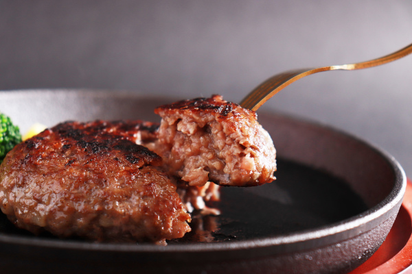 焼くだけでレストランの味！「神戸牛と神戸ポークの合い挽きハンバーグ」と多彩な味わいが楽しめる「5種のハンバーグ」
