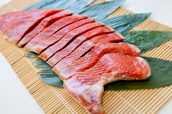 たまらなくおいしい大辛口！一度も凍らせず長期熟成させた「カナダ産 天然 紅鮭 （大辛仕込）」