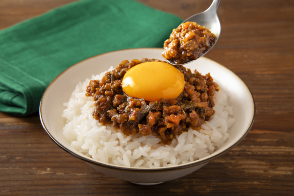 スプーン1杯で本格カレーを味わえるご飯のお供!調味料選手権2025「ご飯のおとも部門」・最優秀賞に輝いた「白樺派のカレー ひとさじキーマ」