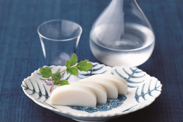 凛とした白さと魚の旨み、唯一無二の弾力。創業100年の老舗が守る、焼き抜きかまぼこ「白銀(はくぎん)」