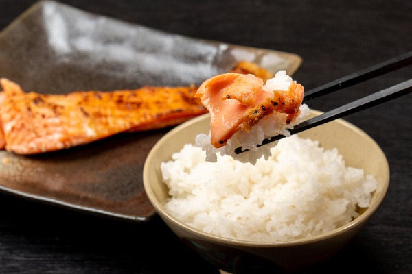 新潟の市場から届く海の恵み。黄金比で作る「銀鮭の味噌漬け」と職人仕込みの「銀鮭半身塩干し」