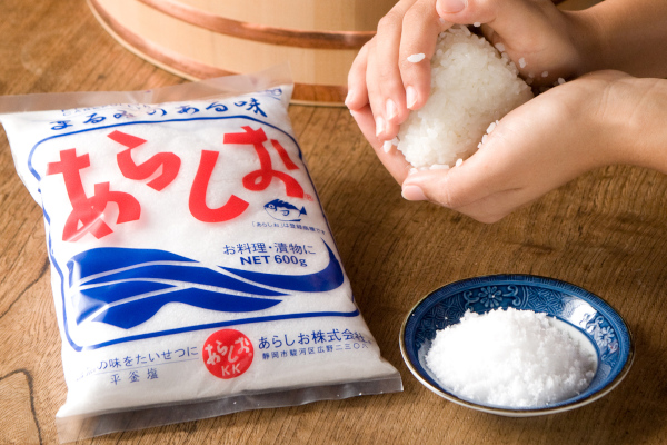 素材の甘みが驚くほど引き立つ!直火釜で炊き上げる静岡の「あらしお」と「あらしお やきしお」