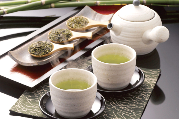 濃厚な旨みに驚く黄金の一服。狭山茶の老舗が贈る「天の露」と「お茶屋の生サブレ」