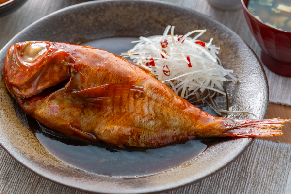 箸でほどける柔らかさ。八戸(はちのへ)の海の幸をまるごと味わう「八戸キンメ! 金目鯛の煮つけ」