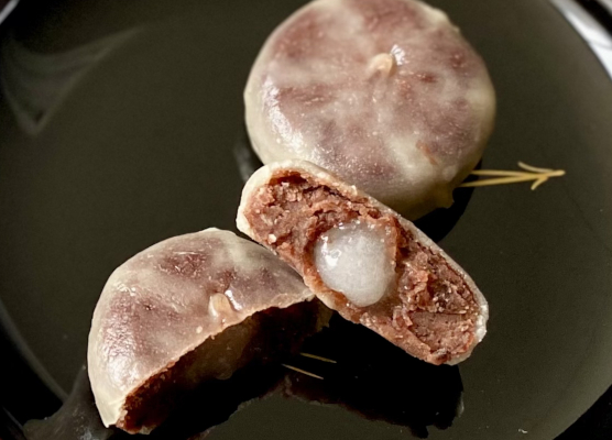 もっちり瑞々しい「加賀百万石名代 蒸しきんつば」と、二度焼きでカリッと香ばしい「北陸焦がしバターワッフルクッキー」