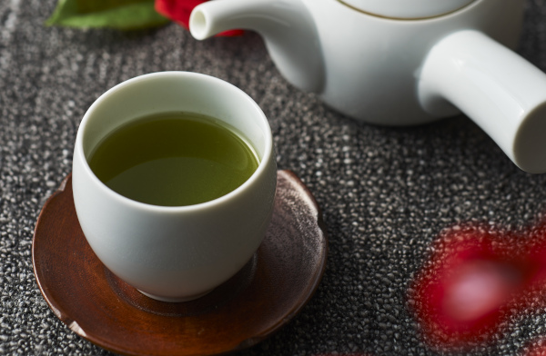 とろりとした極上の甘みが広がる深蒸し煎茶「特選 利休の詩」と、和三盆で抹茶の香りを引き出した「ミルクでつくる抹茶ラテ」