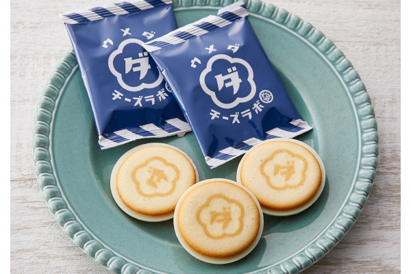 チーズとホワイトチョコレートの濃厚な5層のハーモニー。新感覚クッキー「ウメダチーズラボ クッキー」