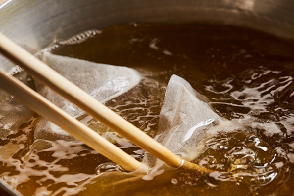 鰹と昆布の黄金比が家庭の味を格上げ。だしパック「UMAMIだし 鰹と昆布」