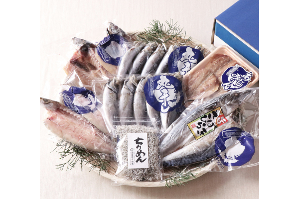 大分の恵みをお届け。創業120年の老舗の干物セット「◯（まる）のギフト 青」とご飯のお供が詰まった「満喫セット」 