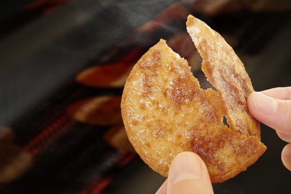 ザクッ、もっちり、驚きの生食感!「焼きたて直送便 ぬれやき煎」と割れ目から染み込む醤油と昆布の旨み「昆布だし わりやき」
